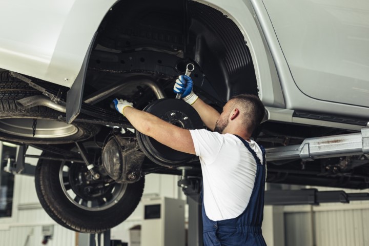 carro manutenção oficina mecânico pneus jantes rodas